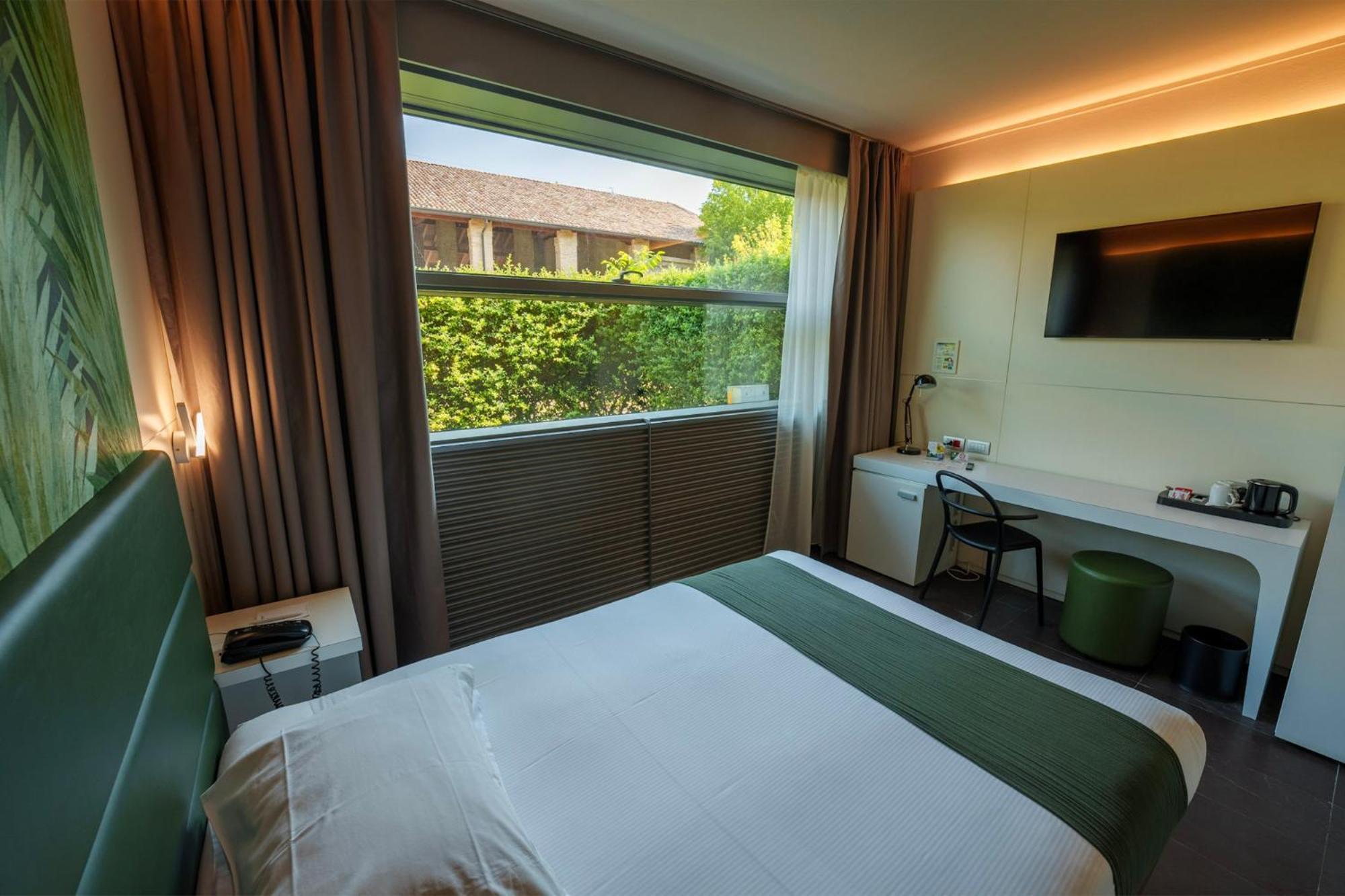 Western Hotel 4*